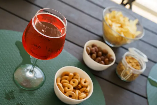 Aperitivo sul tavolo della terrazza
