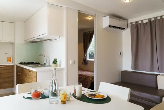 Cucina e zona pranzo con la colazione apparecchiata