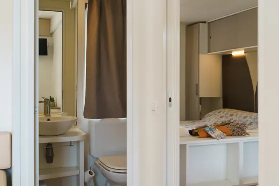 Il bagno con lavabo e water, accanto alla camera