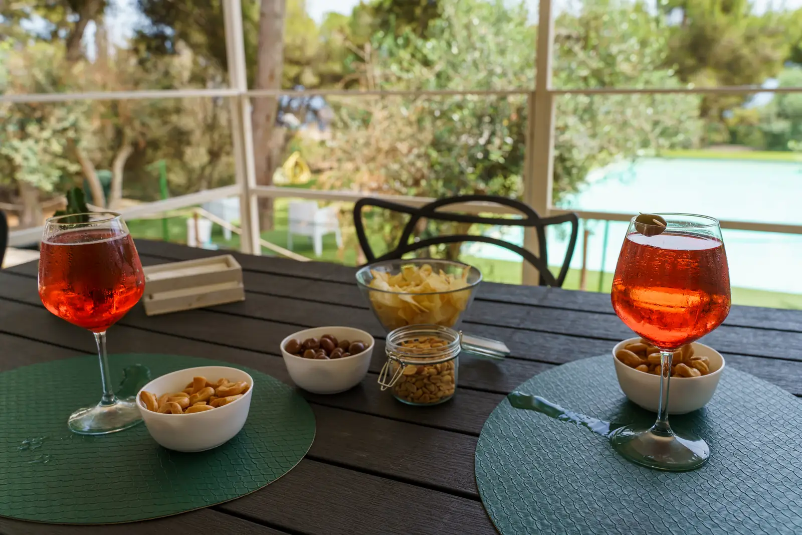 Aperitivo sul tavolo della terrazza della mobile home Deluxe