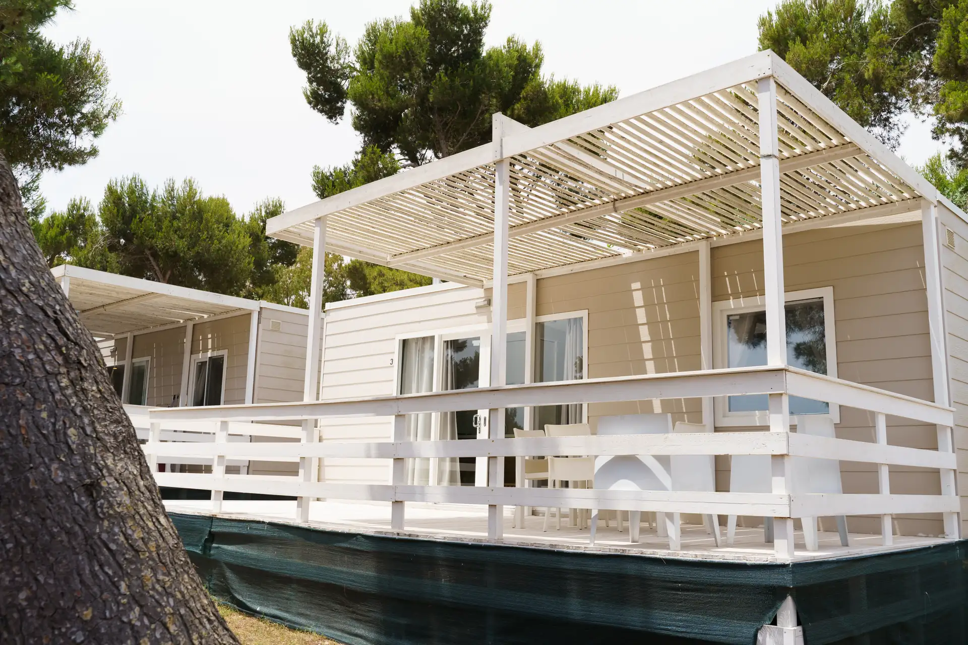 Mobile home con veranda in legno nella pineta del Camping La Scogliera