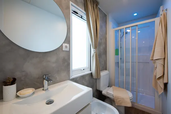 Bagno con doccia, lavabo e water
