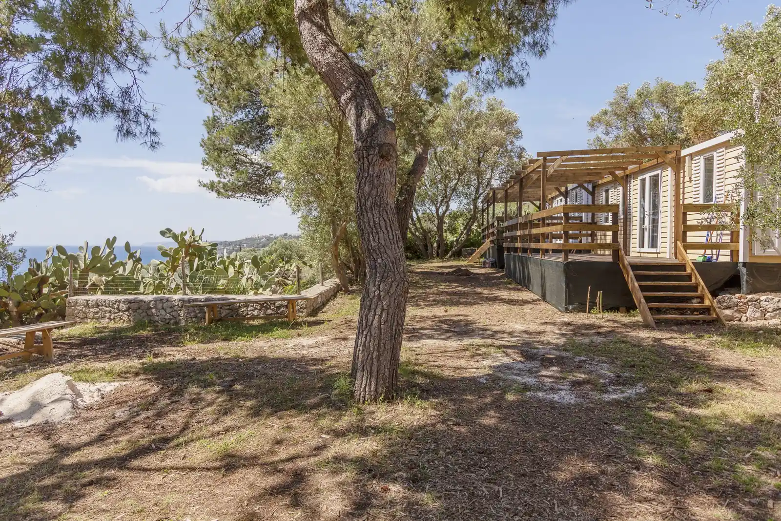 Veranda di una mobile home nella pineta del Camping La Scogliera