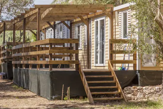 Il plateatico in legno con la scaletta d'ingresso