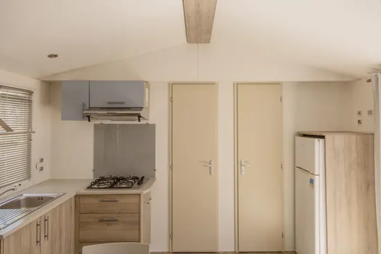 Angolo cucina con piano cottura e frigorifero