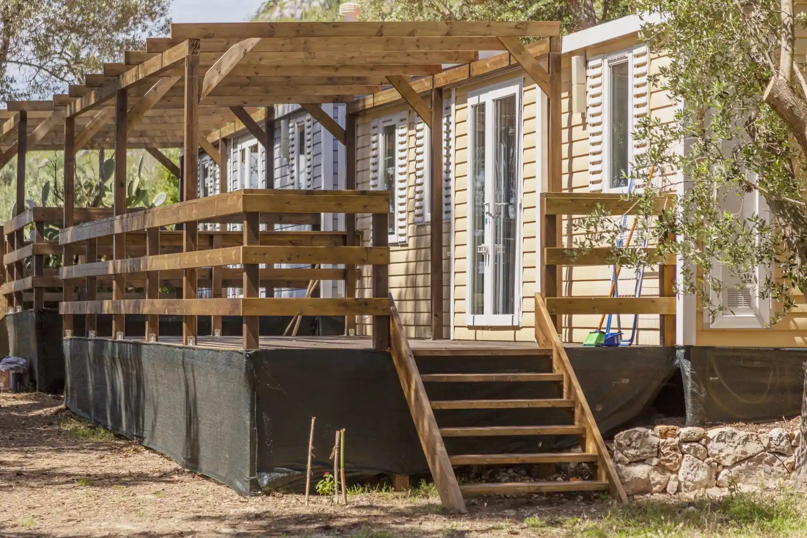 Il plateatico in legno della mobile home Maxi