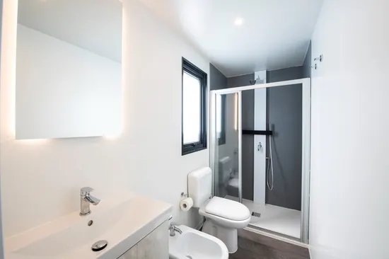 Bagno con doccia, water e bidet