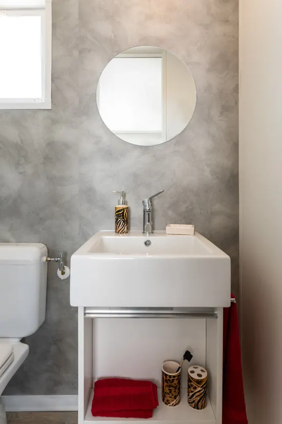 Secondo bagno con lavabo e specchio