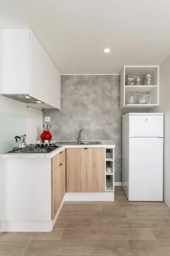 Angolo cucina con frigorifero e piano cottura