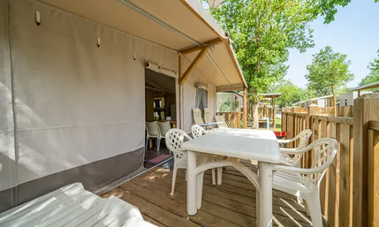 Tavolo e sedie sulla veranda, all'ombra della tenda