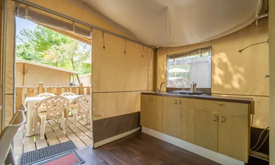 Angolo cucina della tenda lodge affacciato sulla veranda