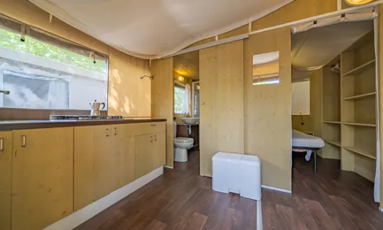 Interno della tenda lodge: cucina, bagno e camera in fondo