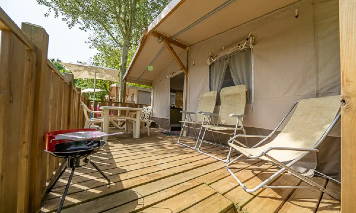 Sedie a sdraio sulla veranda in legno della tenda lodge
