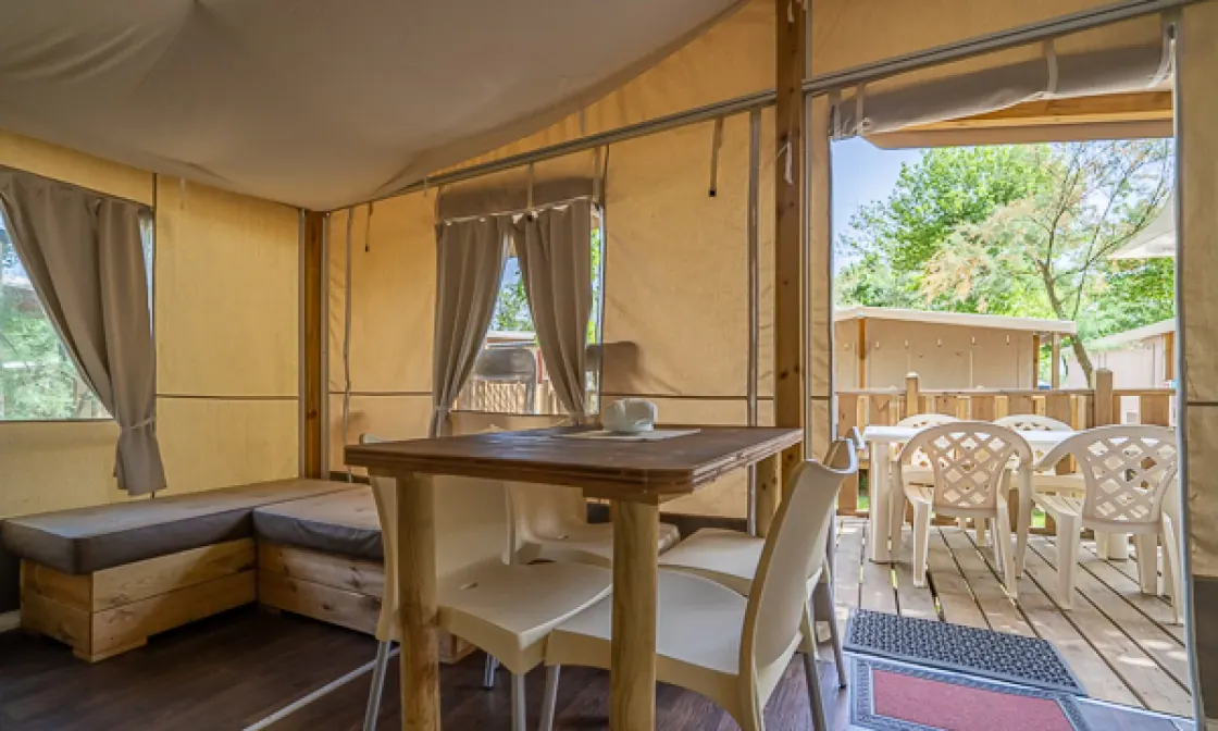 Zona pranzo della tenda lodge aperta sulla veranda